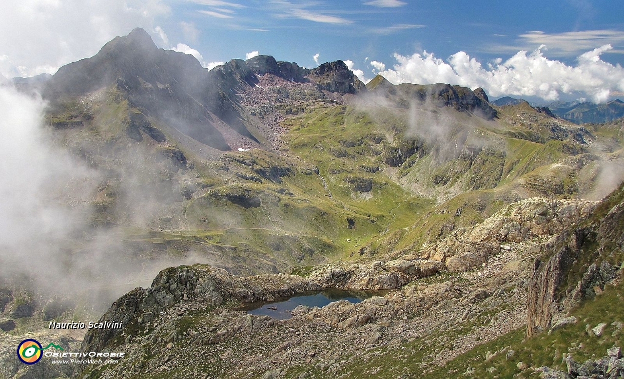 32 Un'occhiata verso la zona dell'Aviasco, meglio salire velocemente in vetta....JPG